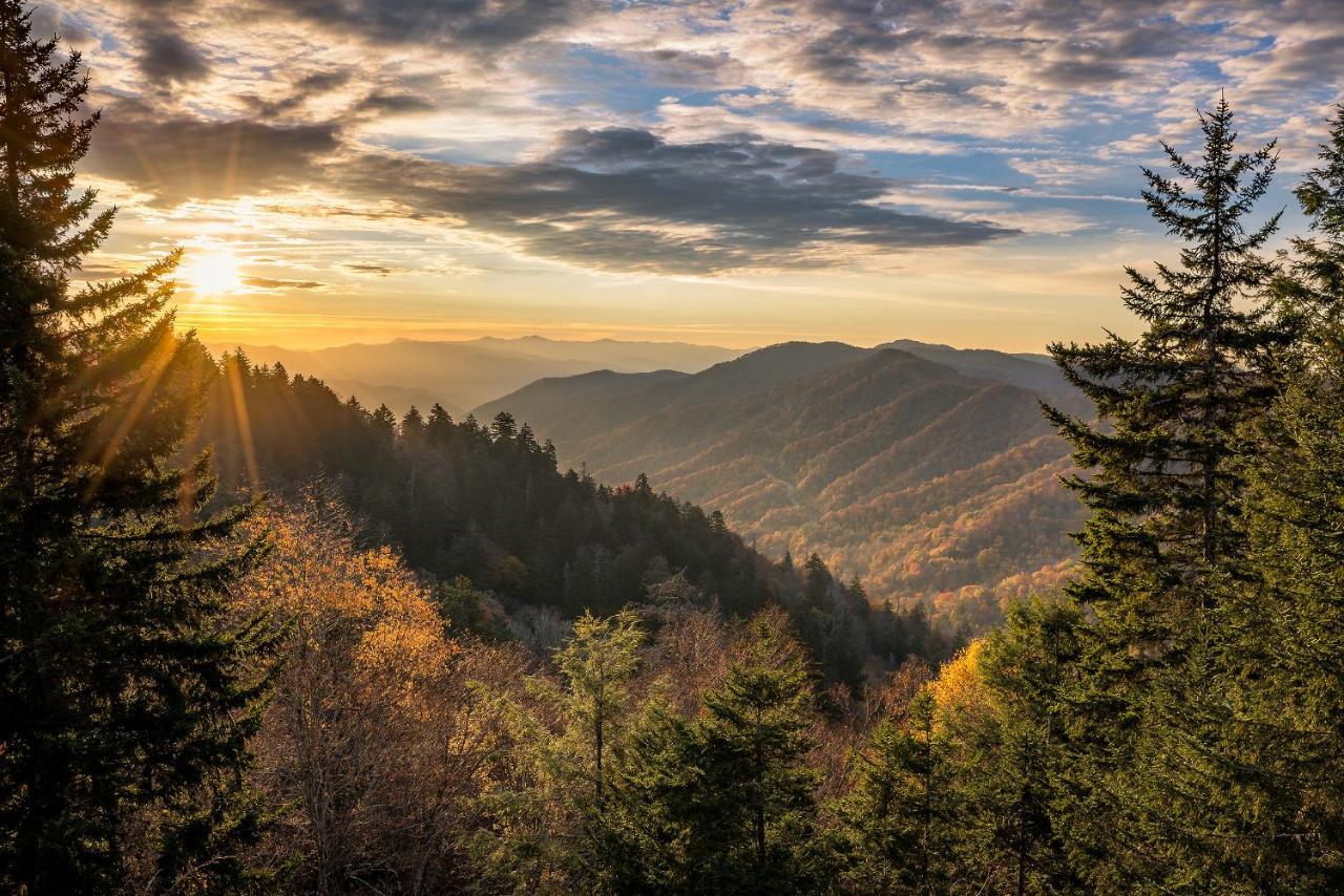 Great Smoky Lodge, 7 Bedroom New Construction, Pets, Wifi, Hot Tub, Sleeps 20 Gatlinburg Exterior photo